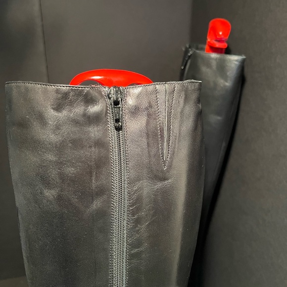 VINTAGE Isaac Mizrahi Saxton Black Leather Boot - Picture 11 of 16